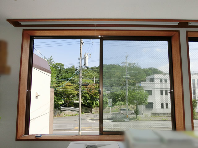事務所窓への網戸取付　引違い窓ＢＬ型網戸　施工事例　名古屋市天白区